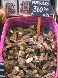 Morchelle essiccate in vendita al mercato La Boqueria di Barcellona (Spagna)